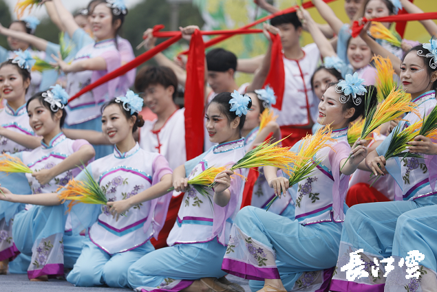 　　9月21日，咸寧市咸安區(qū)高橋蘿卜小鎮(zhèn)百畝草地上舉行了“慶豐收·迎小康”第三屆中國農(nóng)民豐收節(jié)湖北分會(huì)場咸寧主會(huì)場慶祝活動(dòng)，全市各界農(nóng)民代表相聚白水畈的美麗田野，分享豐收的喜悅，慶祝屬于自己的節(jié)日。  　　開幕式上舉行了精彩的文藝演出，演出在舞蹈《慶豐收》中拉開序幕，歌舞《錦繡小康》呈現(xiàn)出咸寧各地欣欣向榮、脫貧致富奔小康的幸福場景。網(wǎng)紅歌曲《你莫走》、舞蹈《慶豐收》、歌舞《一起幸?！?，一個(gè)個(gè)精彩的節(jié)目輪番上演，博得現(xiàn)場觀眾陣陣掌聲。  　　開幕活動(dòng)現(xiàn)場還舉行了頒獎(jiǎng)儀式，第二屆“美麗中國、鄉(xiāng)村振興”全國農(nóng)民詩歌邀請賽獲獎(jiǎng)組織和個(gè)人，全市農(nóng)村人居環(huán)境整治示范村，省級農(nóng)業(yè)產(chǎn)業(yè)化工作先進(jìn)集體和先進(jìn)個(gè)人上臺(tái)領(lǐng)獎(jiǎng)。現(xiàn)場還舉行了鄂南民俗展演、農(nóng)民趣味運(yùn)動(dòng)會(huì)、扶貧農(nóng)產(chǎn)品以及咸寧特色農(nóng)產(chǎn)品展銷等豐富多彩的活動(dòng)?；鸨娜藲?，讓在場的展銷商賺得是盆滿缽滿。  　　咸寧市咸安區(qū)鑫達(dá)種養(yǎng)專業(yè)合作社理事長萬永輝：今年家里的香菇都豐收了，一上午我就賣出了一萬多元，我們合作社采取的是“合作社+農(nóng)戶”的模式，也帶領(lǐng)了20多戶貧困戶脫貧了。  　　咸寧市致遠(yuǎn)種植專業(yè)合作社理事長 吳海兵:我們今年是真真正正地豐收了，我們生姜的價(jià)格足足翻了三倍，跟著我們一起的貧困戶也平均增收了3000元左右。  　　而這一系列的活動(dòng)，都是在蘿卜小鎮(zhèn)的草地上進(jìn)行的，草地作舞臺(tái)、草地搞展示、草地上比賽等等，這數(shù)百畝草地，此時(shí)此刻成為了咸寧農(nóng)民們慶祝豐收的歡樂場。  　　咸寧市咸安區(qū)高橋鎮(zhèn)黨委書記王順榮：今年的湖北分會(huì)場在我們高橋蘿卜小鎮(zhèn)舉辦，我感到很榮幸，我們從一顆蘿卜做起，以白水畈蘿卜為核心品牌，打造白水畈"我家菜園"蔬菜基地及旅游觀光體驗(yàn)中心，發(fā)展綠色農(nóng)業(yè)、生態(tài)旅游，增加產(chǎn)業(yè)開發(fā)的綜合效益，創(chuàng)建蘿卜特色小鎮(zhèn)，走出了一條農(nóng)業(yè)、旅游相結(jié)合的新路，推動(dòng)高橋鎮(zhèn)一二三產(chǎn)業(yè)融合發(fā)展。  　　鄉(xiāng)親們說，這在以前是想都不敢想的，高橋鎮(zhèn)蝸居山里，太偏遠(yuǎn)又沒有資源優(yōu)勢，想發(fā)展太難。而現(xiàn)在這一切的悄然改變，得益于2017年10月13日，咸安區(qū)政府與鄂旅投公司正式簽署的《131軍旅小鎮(zhèn)+白水畈田園綜合體旅游開發(fā)投資合作協(xié)議》，鄂旅投公司將投資30億元，在高橋鎮(zhèn)打造131軍旅小鎮(zhèn)和白水畈田園綜合體旅游開發(fā)項(xiàng)目。項(xiàng)目共分為131軍旅小鎮(zhèn)、白水畈美麗鄉(xiāng)村、特色農(nóng)業(yè)示范、旅游綜合體四大板塊，打造旅游綜合服務(wù)區(qū)、澄水洞軍事展示區(qū)、青少年國防教育基地、鐵血軍事樂園區(qū)、戰(zhàn)狼訓(xùn)練基地、美麗村灣民俗區(qū)、四季瓜果示范區(qū)、農(nóng)耕文化展示區(qū)、特色商業(yè)街區(qū)和康養(yǎng)度假區(qū)十大功能區(qū)。  　　咸寧市咸安區(qū)高橋鎮(zhèn)黨委書記王順榮：我們引進(jìn)鄂旅投，打造蘿卜小鎮(zhèn)，目前建設(shè)有蘿卜小鎮(zhèn)科普館、蘿卜鄉(xiāng)學(xué)院、蘿卜酒店等休閑旅游項(xiàng)目，十一馬上到了，也歡迎廣大游客前來游玩。  　　今年是決勝全面建成小康社會(huì)、決戰(zhàn)脫貧攻堅(jiān)之年。咸寧市本著"儉樸、祥和、歡樂，農(nóng)民參與，農(nóng)民唱主角"的辦節(jié)思路，而此屆中國農(nóng)民豐收節(jié)辦節(jié)費(fèi)用也是倍減。  　　農(nóng)為邦本，本固邦寧。今年，面對重大疫情和特大洪澇災(zāi)害，咸寧市扎實(shí)做好“六穩(wěn)”工作、落實(shí)“六?！比蝿?wù)，克服重重困難，推動(dòng)農(nóng)業(yè)實(shí)現(xiàn)持續(xù)平穩(wěn)發(fā)展，形成了茶葉、油茶、中藥材等12個(gè)特色農(nóng)業(yè)主導(dǎo)產(chǎn)業(yè)，“全國一村一品示范村鎮(zhèn)”發(fā)展到14家，國家級、省級農(nóng)業(yè)產(chǎn)業(yè)化龍頭企業(yè)達(dá)到55家。尤其是糧食產(chǎn)量預(yù)計(jì)達(dá)118萬噸、蔬菜產(chǎn)量預(yù)計(jì)達(dá)260萬噸，生豬預(yù)計(jì)出欄183.52萬頭，農(nóng)業(yè)生產(chǎn)再獲豐收，糧食安全有效保障，讓農(nóng)民的腰包更鼓、家園更美、生活更甜，為加快實(shí)施鄉(xiāng)村振興戰(zhàn)略、推動(dòng)咸寧高質(zhì)量發(fā)展提供堅(jiān)實(shí)保障。